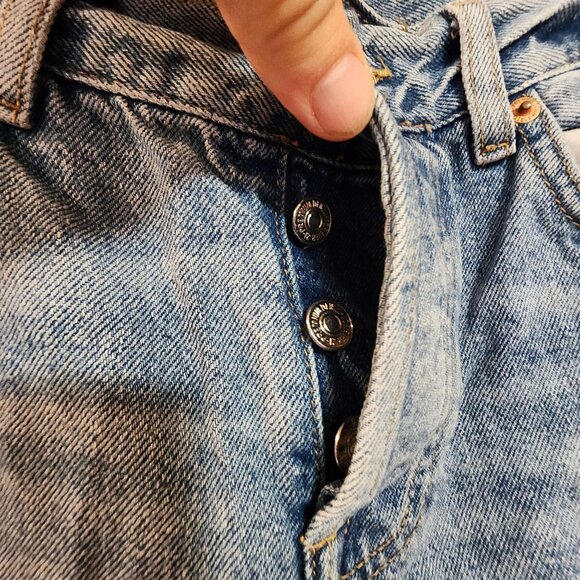 Distressed High-Waist Mom Jeans With Frayed Hem & Ripped Knees - Forever 21 - Si - Picture 4 of 5